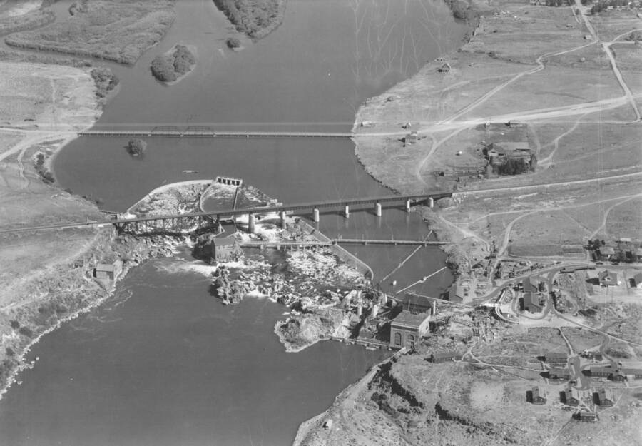 Photo text: 'American Falls, Idaho - where the Reclamation Service is building one of the largest dams in the West.' This image is part of a series of aerials taken by the Army Air Corps.