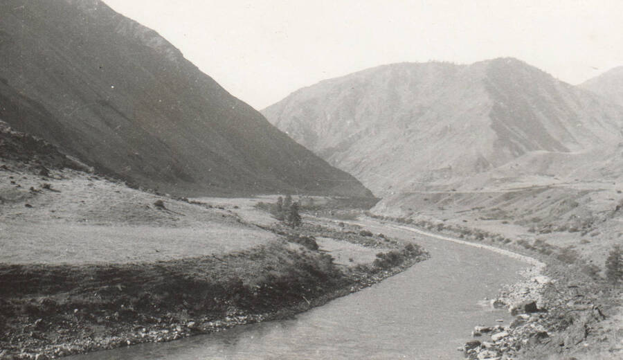 Photo text: 'Snake River about Mile 231.6. Johnson Bar from about opposite boat landing and looking upstream. September 1932.' This image is part of a Rivers and Harbors series.
