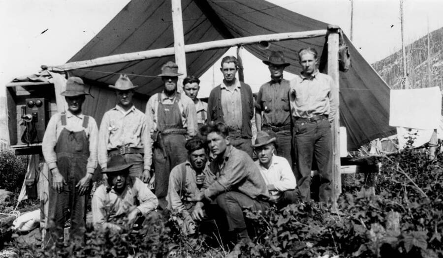 Photo text: 'Ranger Hand's (?) Trail Crew -- Probably a trail camp in Upper Boulder Creek.' A rough list of the attendees was compiled on the back of the image. This was scanned with the image.