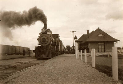 Photo text: 'Unloading baggage and passengers at Minidoka station for Rupert, Burley and other towns.' Note: This image is part of records for Bureau of Reclamation projects.