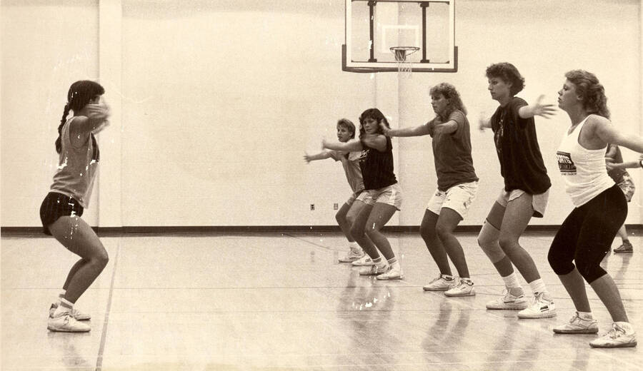 Vandals Women's Basketball players doing exercises at practice.