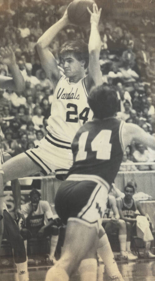 Vandals basketball player Pete Prigge (24) jumping with the ball.