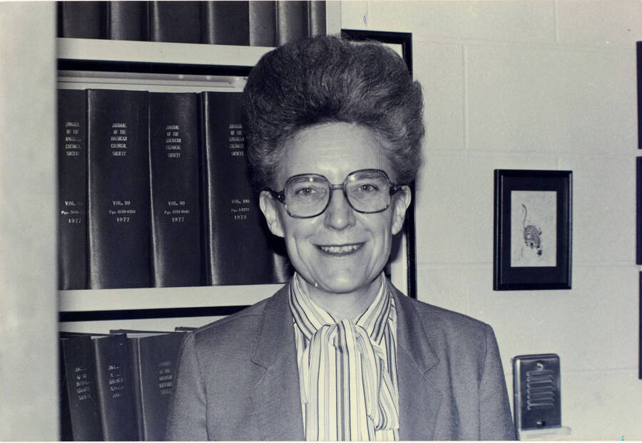 Jean'ne M. Shreeve, Department of Chemistry Professor, smiling in front of a full bookshelf.