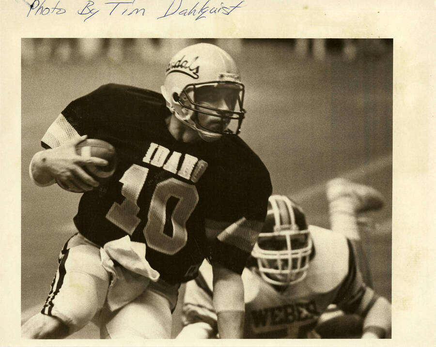 Idaho quarterback Scott Linehan turns the corner against Weber State in a home win at the Kibbie Dome on Nov. 15, 1986.