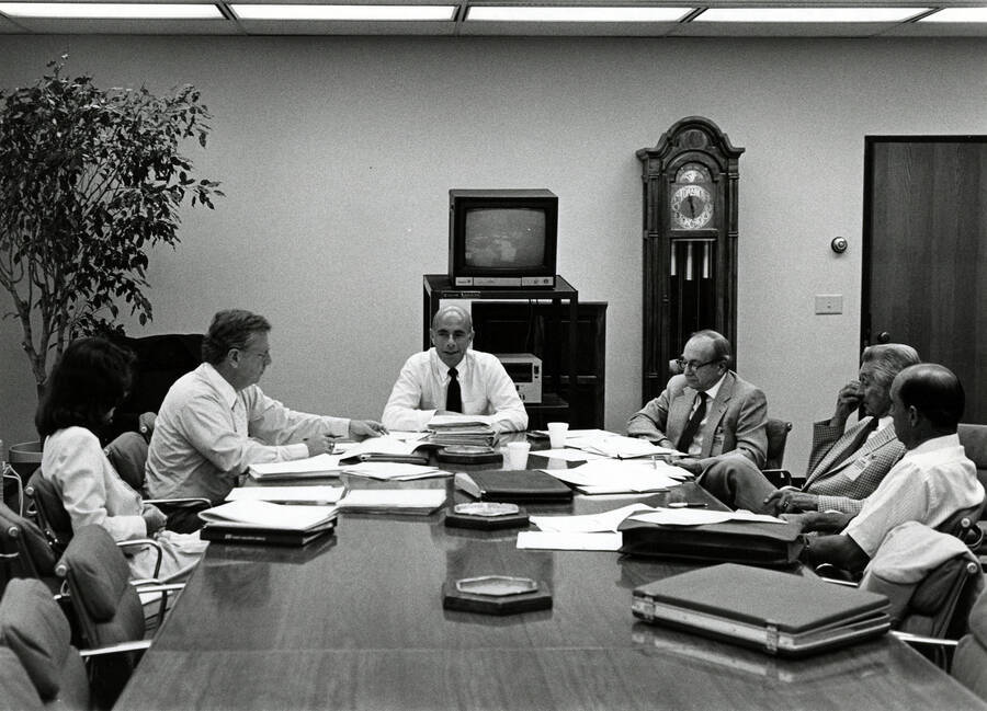 A meeting of the U of I Foundation. From left to right: Sue Eschen, Dave McKinney, Jim Hawkins, Gene Slade, Jim Kalbus, Bud Purdy.