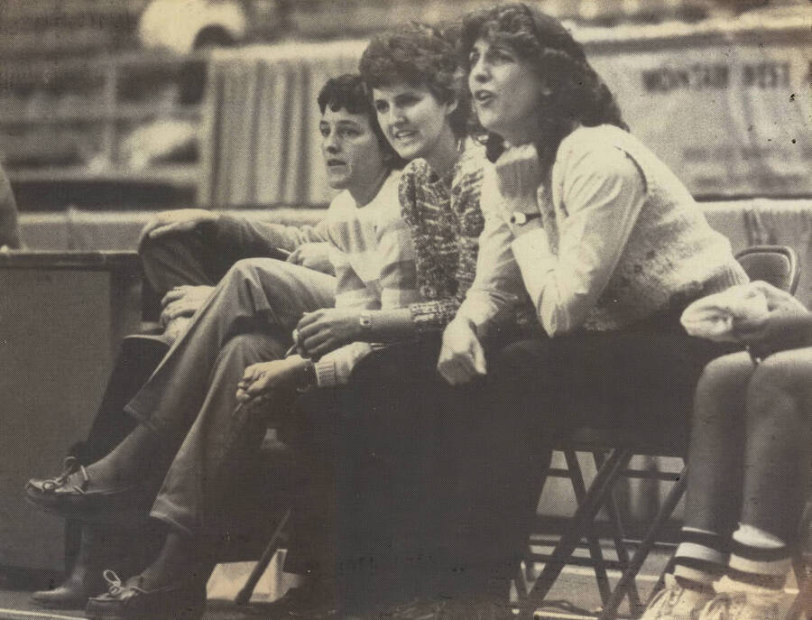 Vandals Women's Basketball Head Coach Pat Dobratz coaching from the sidelines.