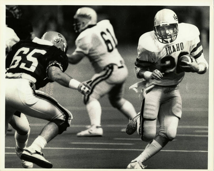 Idaho football player, wearing jersey number 20, running the ball.Football game against Lewiston Bengals.