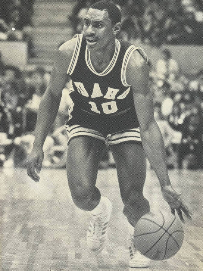 Vandals basketball player Stan Arnold, number 10, dribbling the ball.