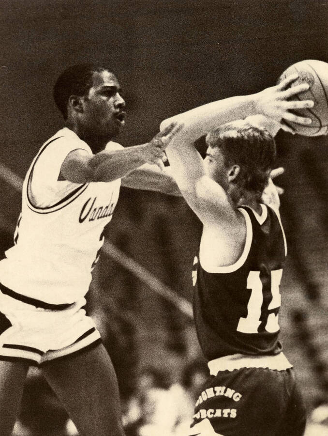 Kenny Luckett guards a player from Montana State University.