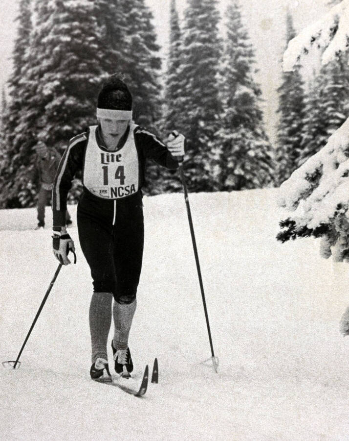 Mae Corwin skiing.