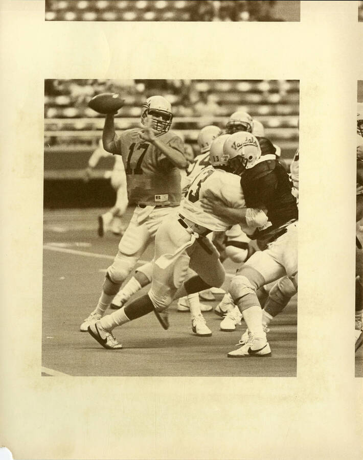 Idaho quarterback John Friesz throws a pass during a scrimmage at the Kibbie Dome.