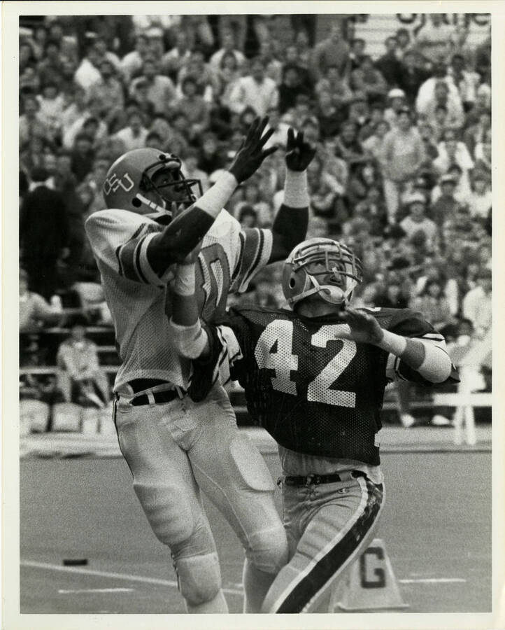 Reggie Bynum, OSU, attempting to catch a football.