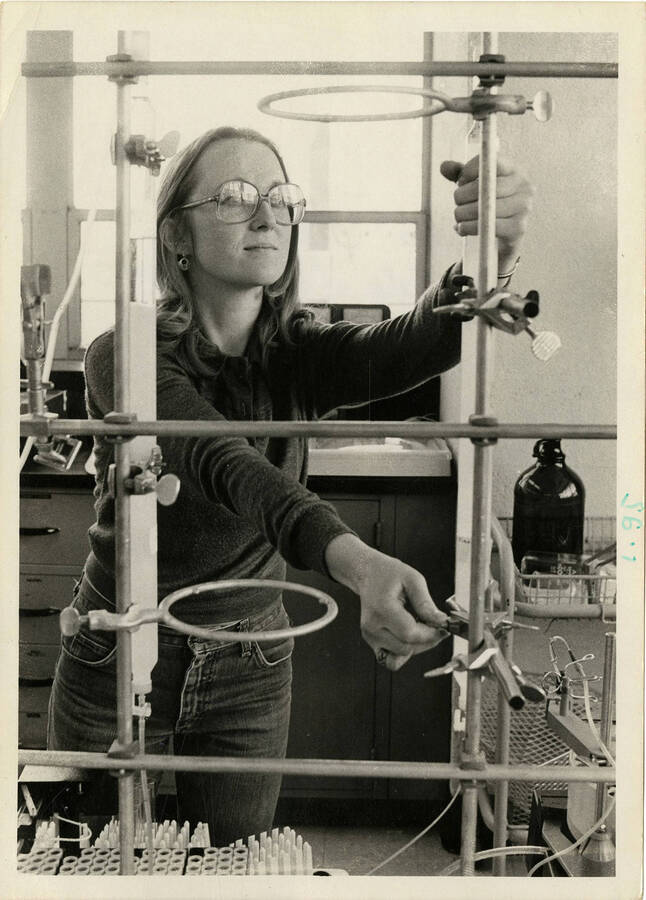 Woman operating scientific equipment in a laboratory.