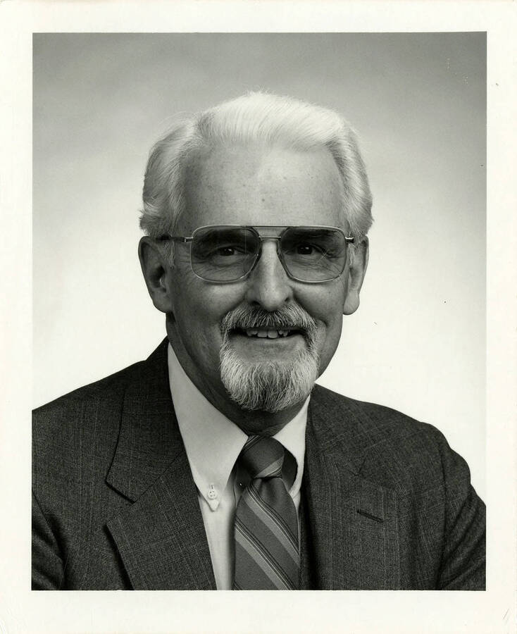 Portrait of Warren Owens, Dean of Library Services.