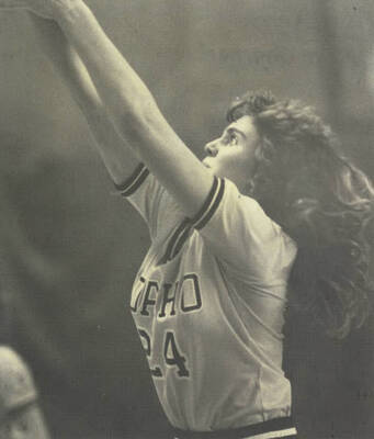 Vandals Women's Basketball player Kim Chernecki (24) shooting the ball.