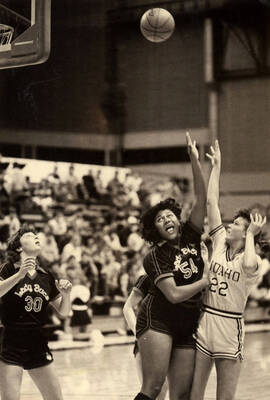 Vandals Women's Basketball player Susan Deskines (22) vs. East Tennessee State Lady Buccaneers.