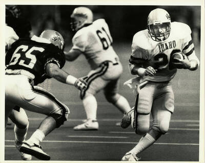 Idaho football player, wearing jersey number 20, running the ball.Football game against Lewiston Bengals.