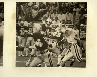 QB - John Friesz, WR- #16 Lee Allen. The pass was complete.