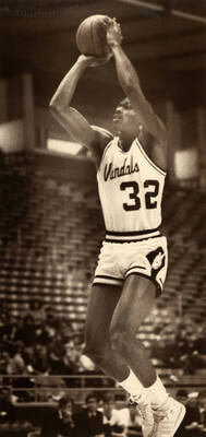 Vandals basketball player Ulf Spears (32) making a jump shot.