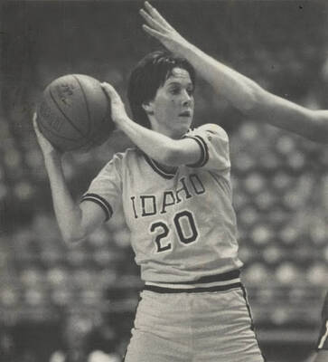 Vandals Women's Basketball player Kris Edmonds (20) protecting the ball.