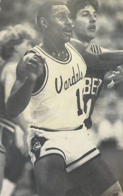 Vandals basketball player Stan Arnold, number 10, guarding.