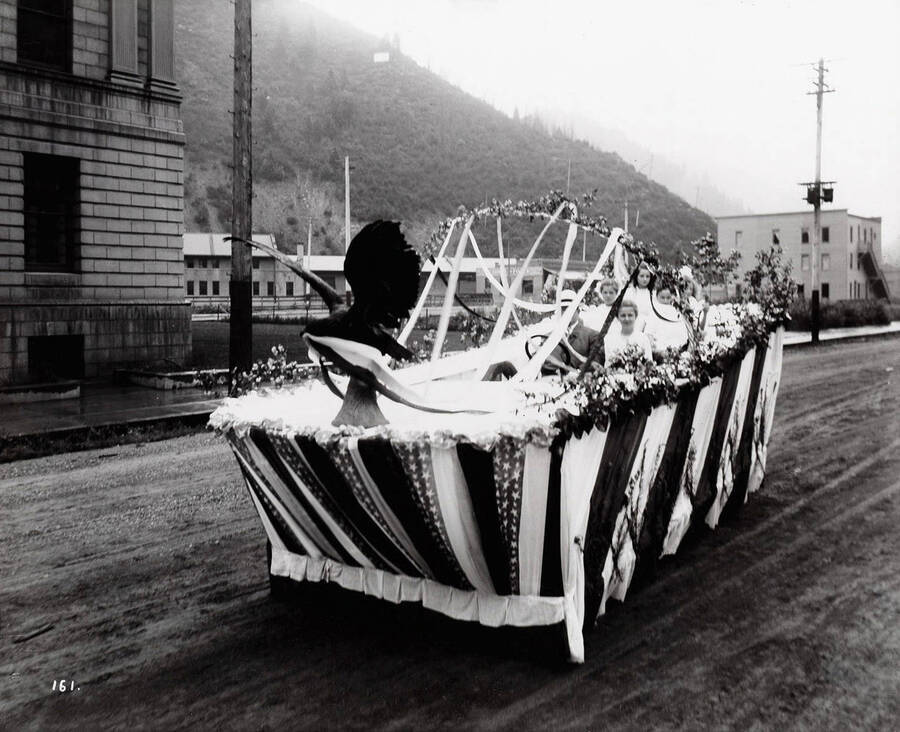 This photograph shows the E.L. Hale float participating in the 1914 4th of July parade in down Wallace, Idaho.