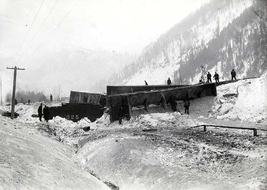 Note on back:ORN (Oregon Railroad & Navigation Company) Wreck (ore cars) Feb. 8, 1913