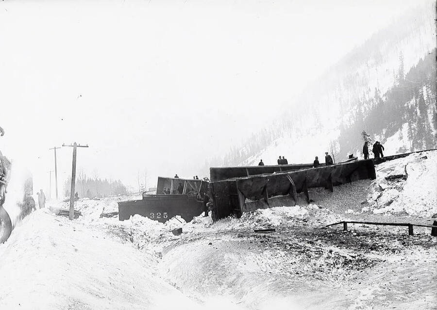 Note on back: ORN (Oregon Railroad & Navigation Company) Wreck (ore cars) Feb. 8, 1913