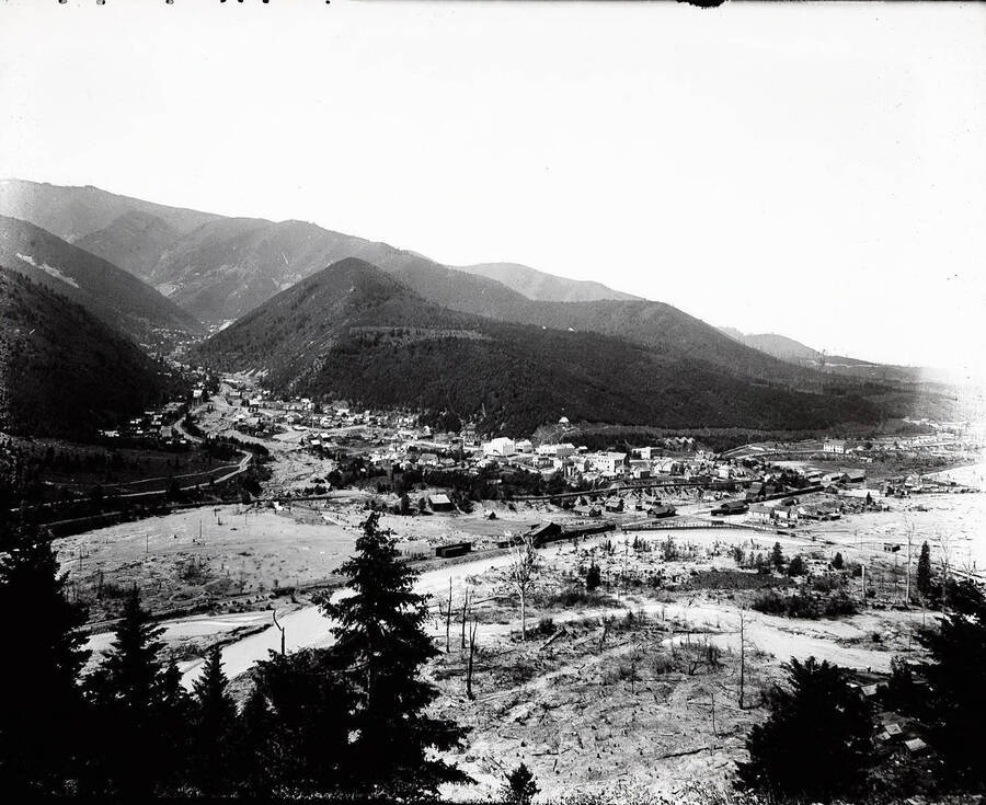A view of both Kellogg and Wardner, Idaho, 1907.