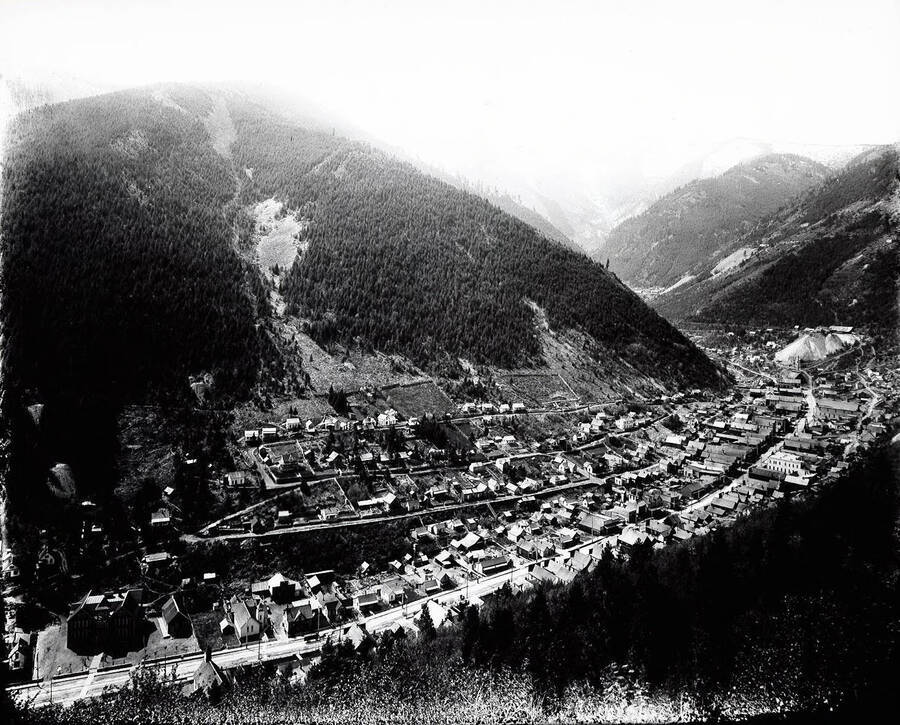 A panoramic view of Wardner, Idaho in 1907.