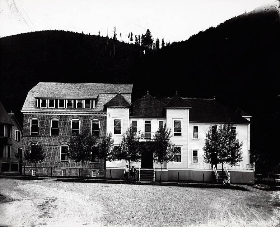 Picture of Holland Memorial Hospital, later Wallace Hospital in 1907.