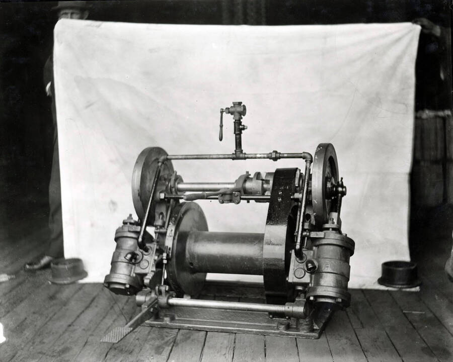 Air operated hoist fitted wit jaw clutch on pinion shaft at Coeur d'Alene Hardware and Foundry Co. in Wallace, Idaho, 1922.