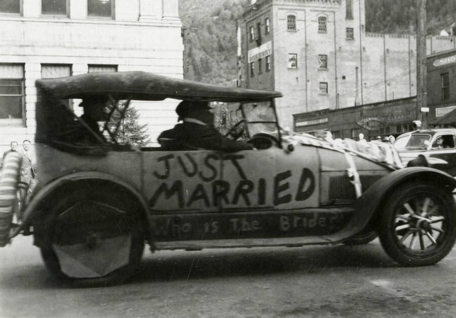 A float with "Just Married. Who is the bride?" written on the side during the Elks Roundup parade in Wallace, Idaho.