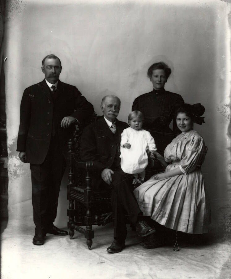 Portrait of Henry Floyd Samuels, his wife Iona, their children, and unidentified man, who is seated and holding the younger child.