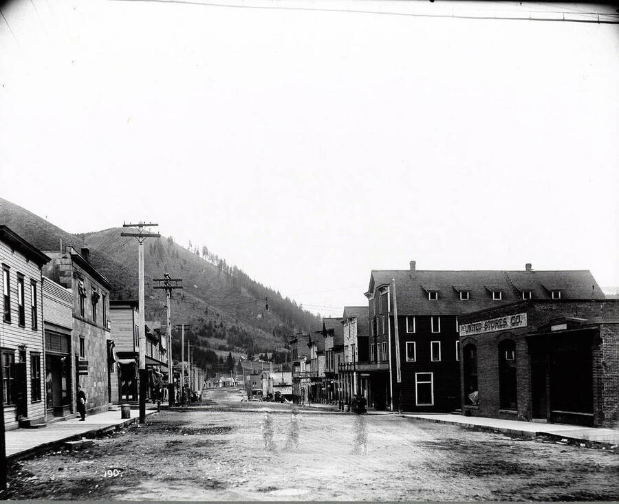 Street scene in Mullan, Idaho. Among some of the business, are Mullan Hotel, Jack Wilson's Bar & Cafe, and United Stores Co.