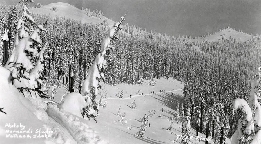 The Aurora Ski Club and Wallace Men skiing at Tiger Ridge.