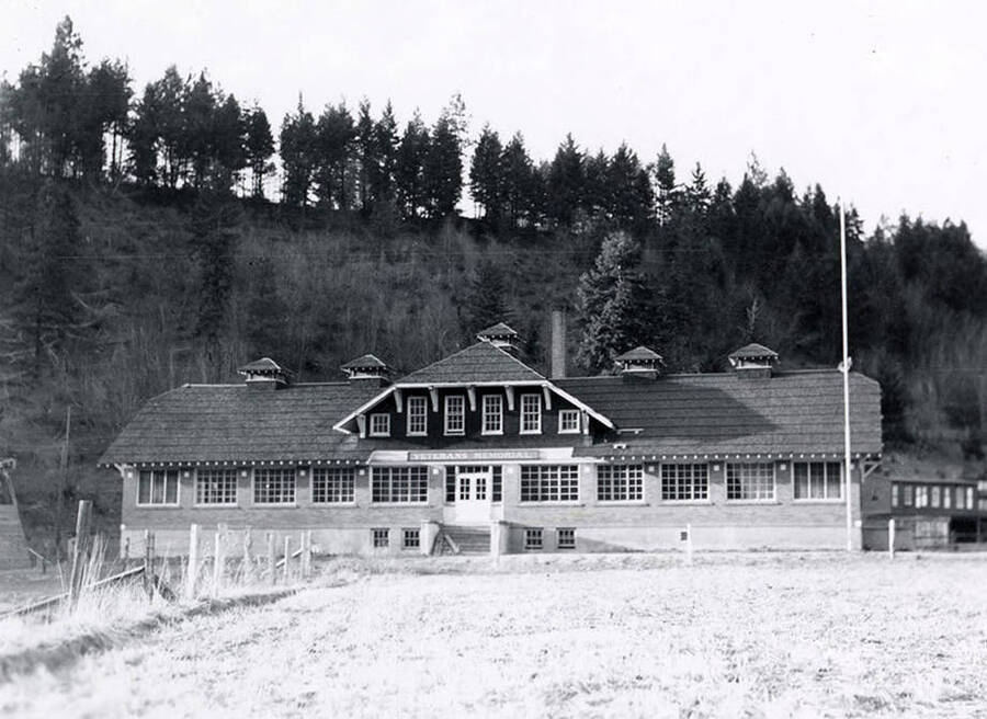 The Shoshone County Veterans Memorial Hall in Silverton, Idaho. A hill, covered in trees, can be seen in the distance.