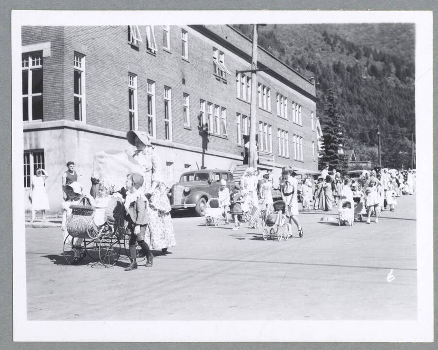 People participating in a game of tug-o-war during the Mullan '49'er Parade.