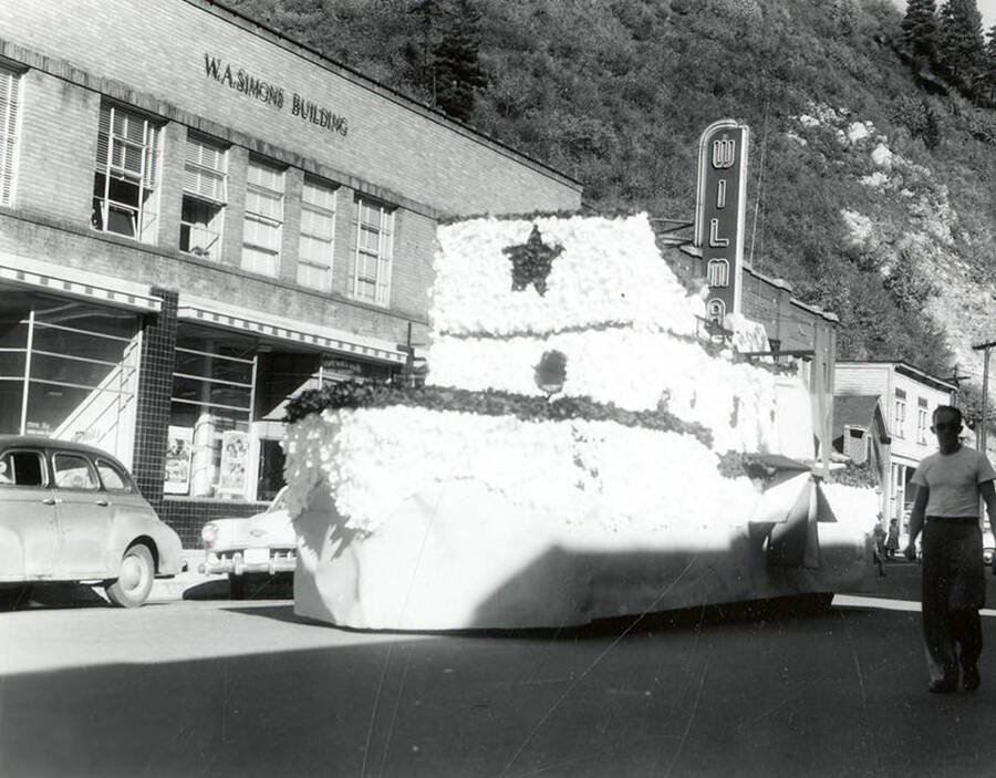 A float decorated like a paddle steamer during the Elks Parade in Wallace, Idaho.