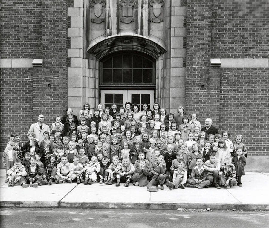 A group portrait of the Wallace Summer Bible School class of 1949.
