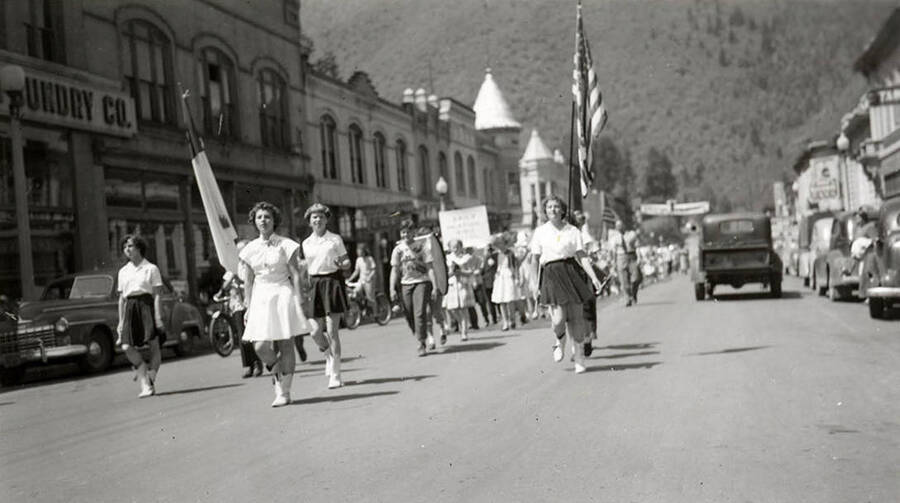 Children walking down the road during the Wallace Bible School Parade.