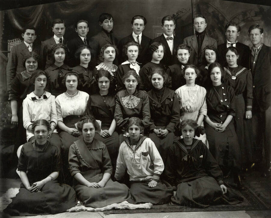 Group photo of the Wallace High School freshman class of 1913.