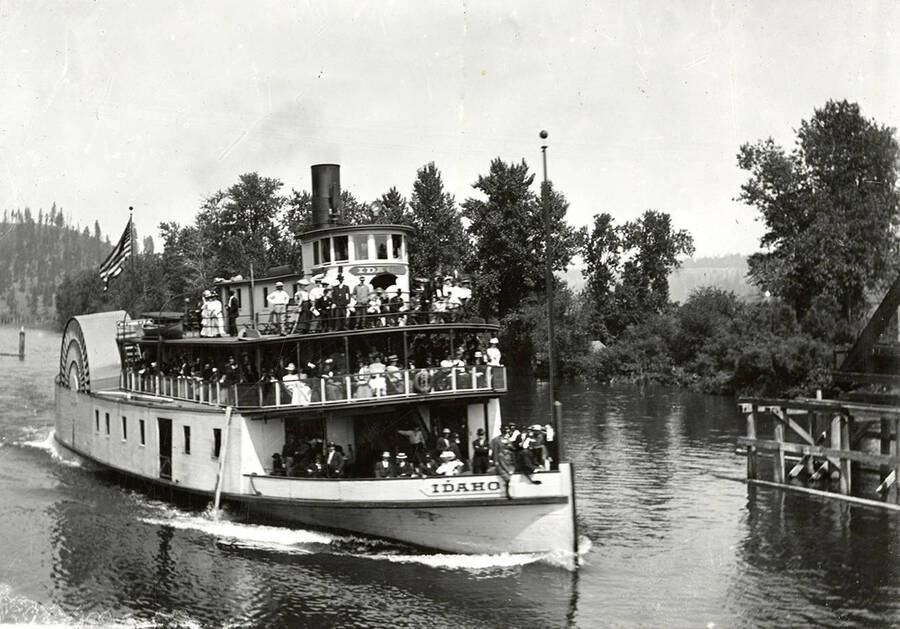 The steamboat "Idaho", which was built in 1903, on the water. People can be seen standing on the boats deck.