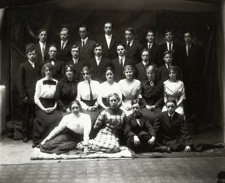 Group photo of the Wallace High School sophomore class of 1913