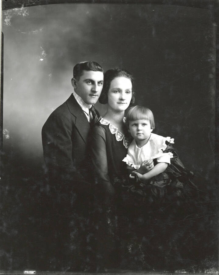 Formal portrait of Freid Oberg and his wife, Gem Audrey Spencer, posing together with their daughter, Audrey.