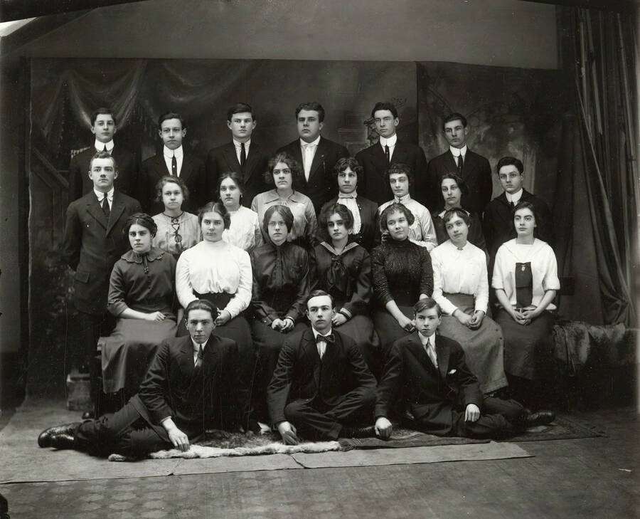 Group photo of the Wallace High School junior class of 1912 and 1913.