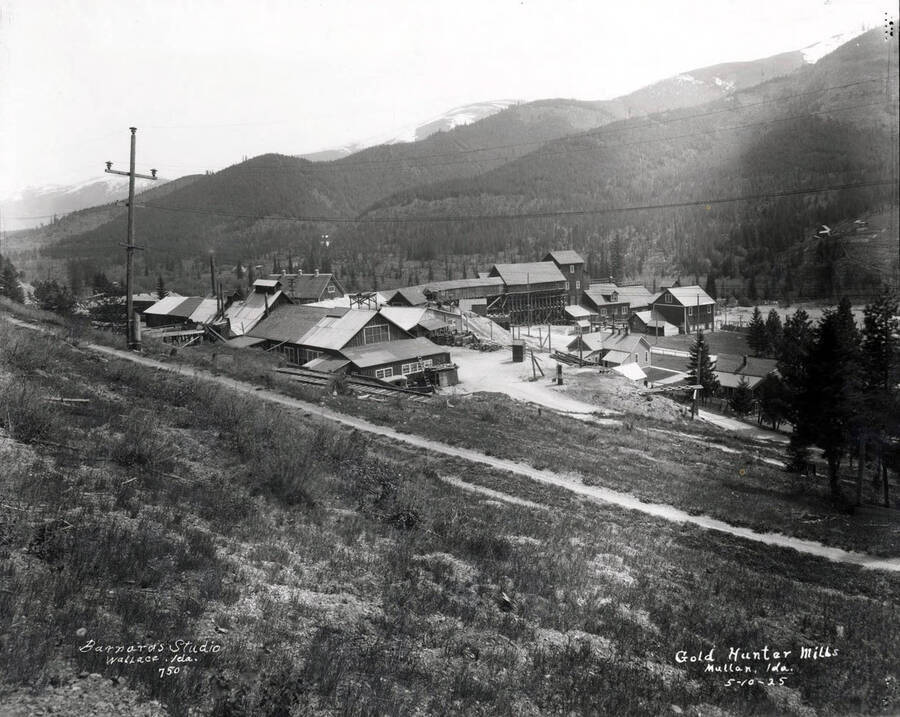 Distant view of the Gold Hunter Mill in Mullan, Idaho, May 10, 1925.
