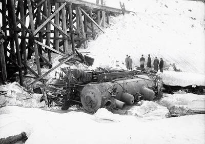 Note on back: ORN (Oregon Railroad & Navigation Company) Wreck (ore cars) Feb. 8, 1913