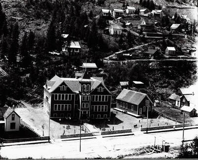 A birds eye view of the Wardner School, 1907.