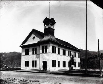 Picture shows the exterior of a school in Kellogg, Idaho.